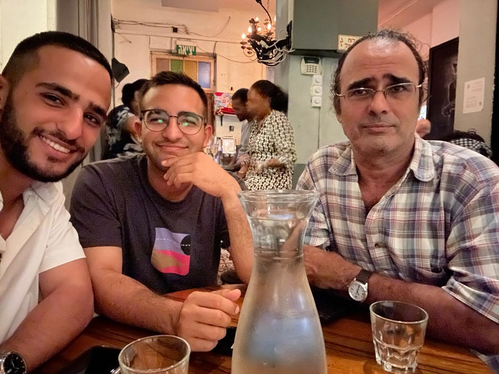 Yehuda Cohen (à droite) avec ses fils, Nimrod (à gauche) et Yotam (au centre), avant le 7 octobre 2023.